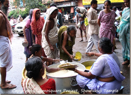 コルカタで。ヒンドゥー教のカーリー寺院前では、定期的に路上生活者のために食事が振舞われる。